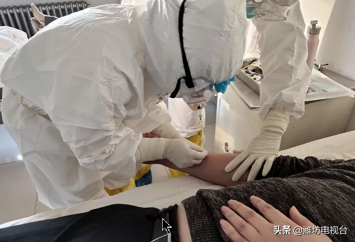 美小护正在为住院患者宣教,美小护抗疫宣教队