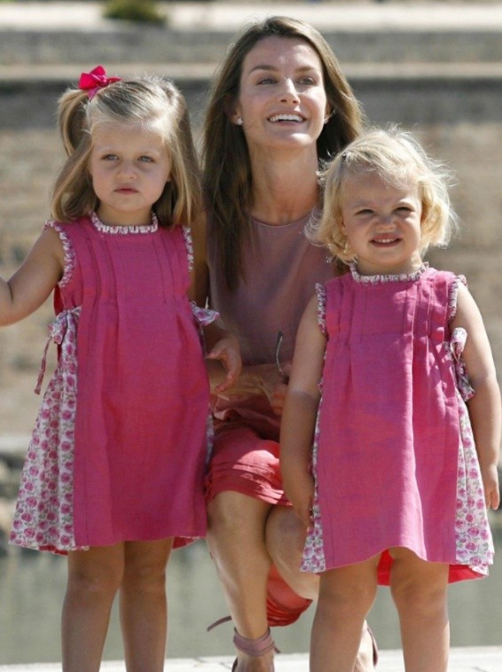 西班牙俩公主差几岁,西班牙公主两姐妹谁漂亮