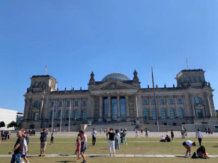 我用我自己挣的钱去旅游,拼搏四年去欧洲