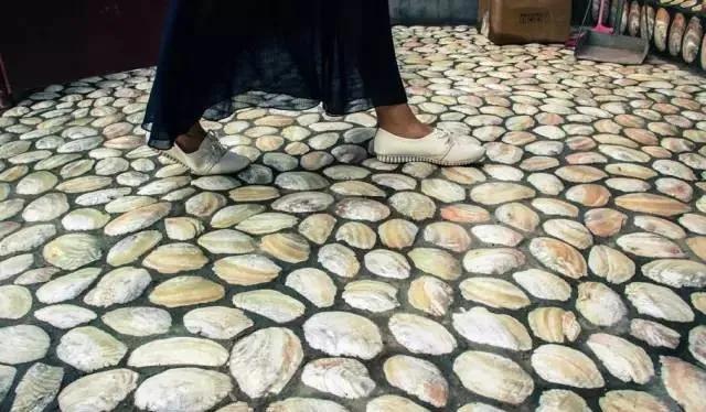 山东大爷捡100万贝壳造楼完整版,山东大爷拿起1000万金砖视频