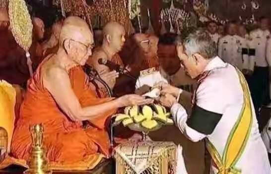 泰王给玉佛换装,泰王为玉佛换袈裟