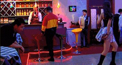 被嘲笑、被看不起的小人物,其实他背负着中国人身上浓浓的人情味