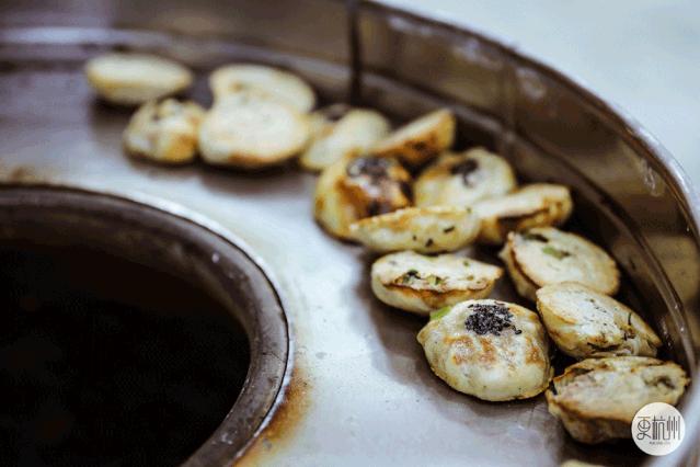 一口勾魂!这家网红烤饼店凭借独特的口感征服了无数的游客
