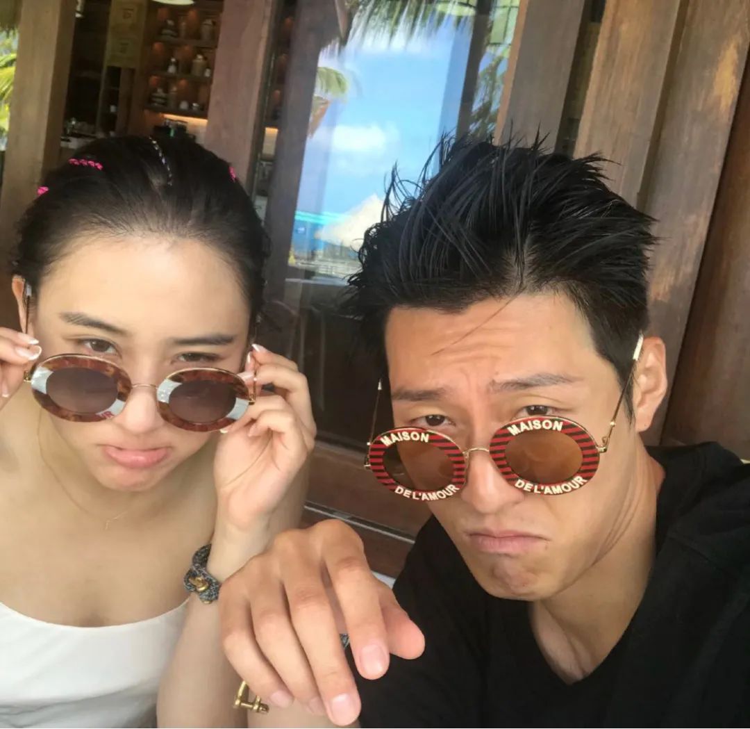 何超莲晒窦骁合照大秀恩爱,窦骁深夜晒何超莲合影