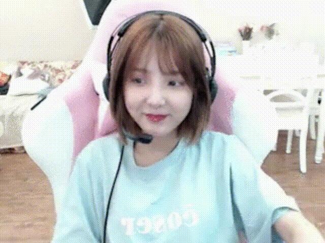 曾口嗨地震的女主播小米粥“复活”成功，复播后人气依旧火爆