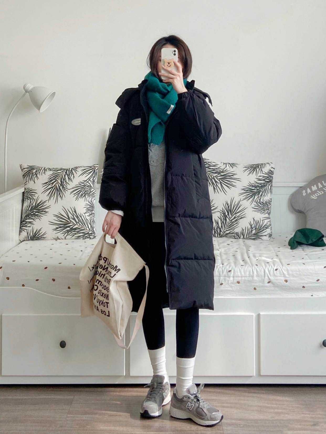 牛仔阔腿裤穿搭冬季羽绒服,阔腿裤冬季搭配短款羽绒服米白色