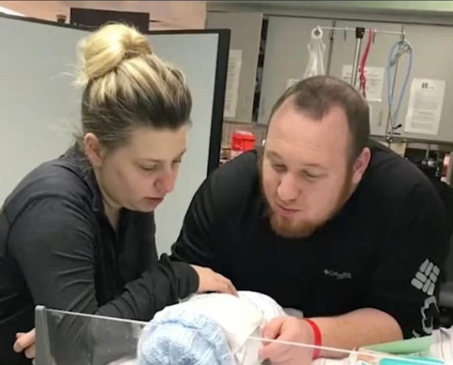 美国妈妈亲吻宝宝的危害新闻,美国妈妈亲婴儿嘴巴