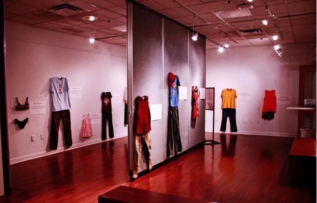 鲍毓明案背后：被性侵的14岁女孩，绝不止一个。