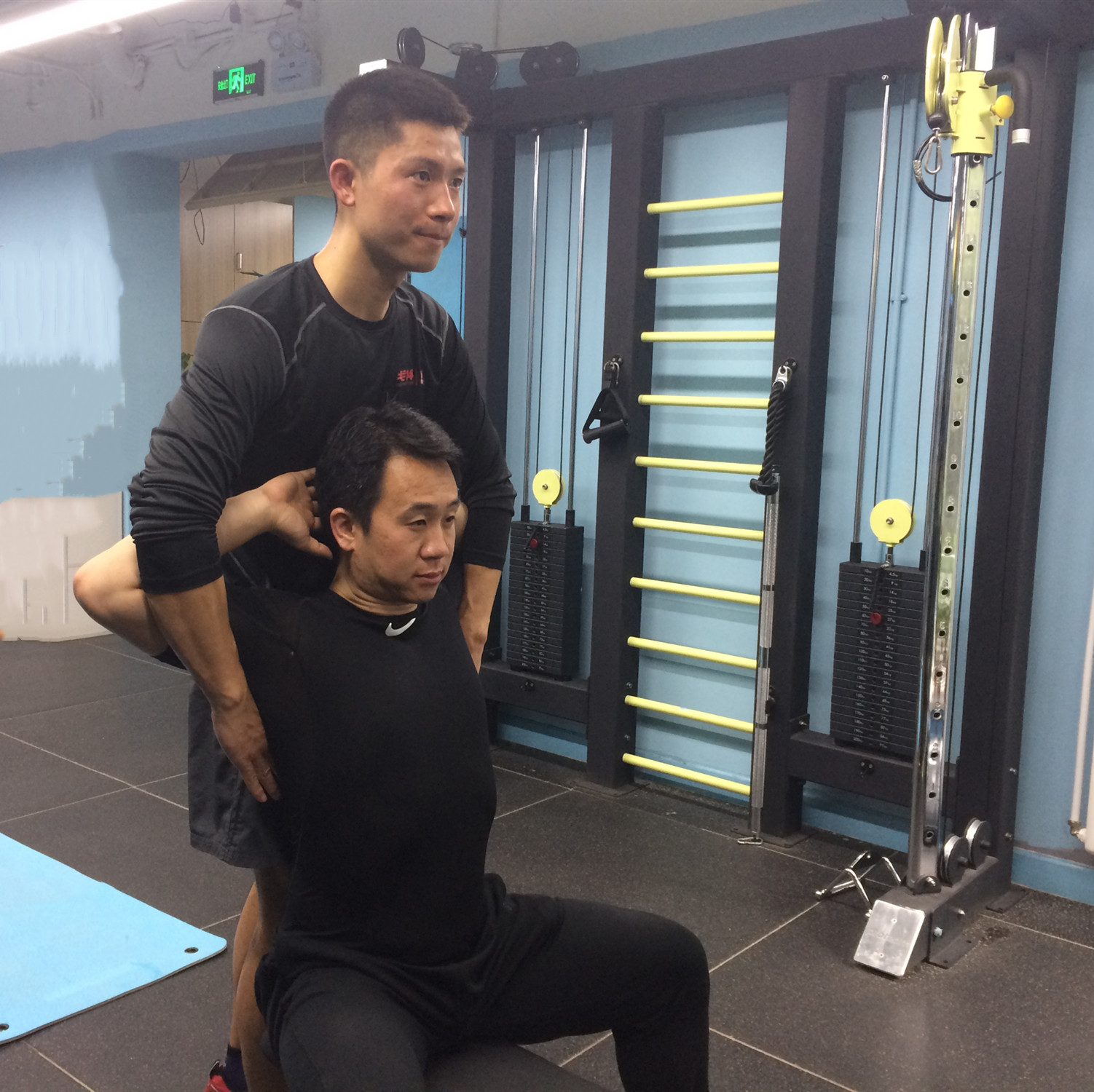 跑步的时候脚突然抽筋怎么办,跑步腿抽筋了快速恢复小诀窍