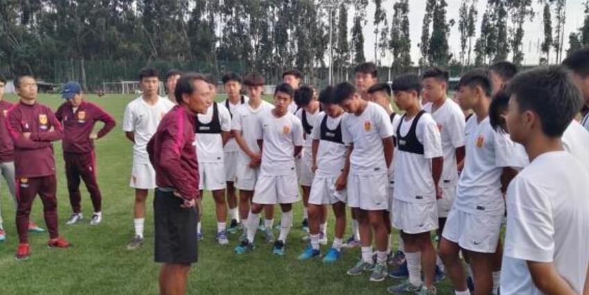 这位39岁国足老将哭的那一瞬间,多少球迷为之流泪,他真的尽力了