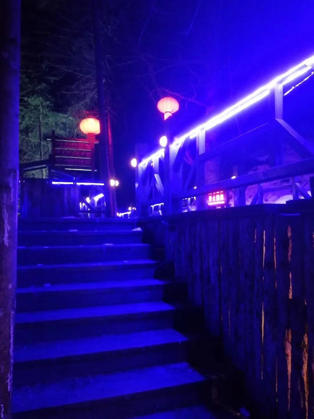 小小双峰冷凝紫气，壮美山河雪掩行踪