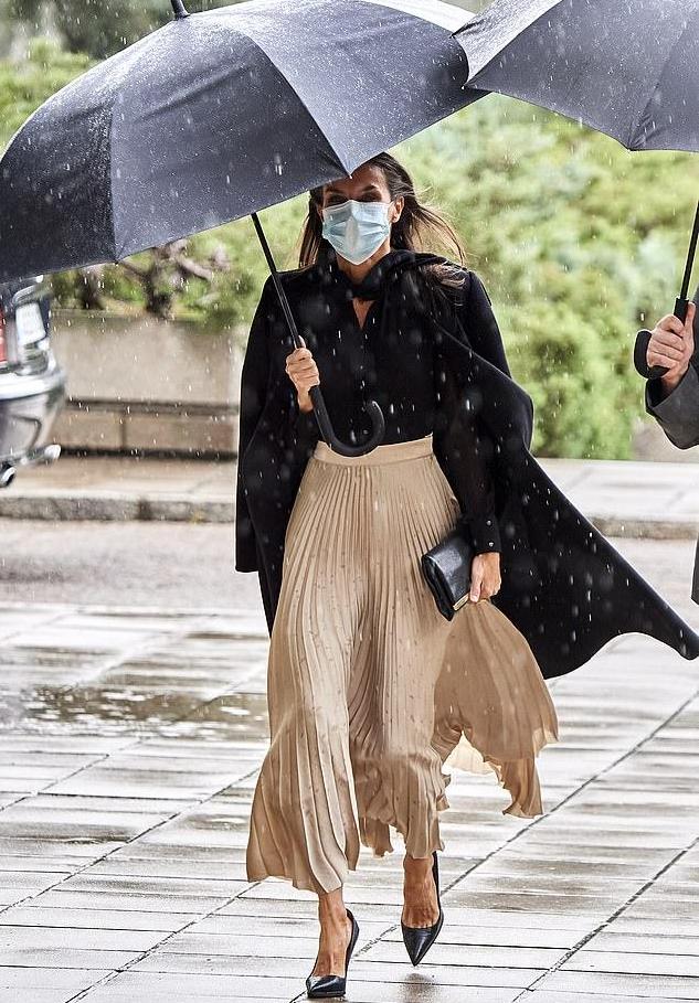 王后莱蒂齐亚穿衣搭配,莱蒂齐亚王后惊艳亮相