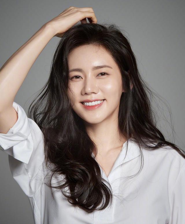 秋瓷炫日常穿衣服,秋瓷炫穿紧身裤出席活动