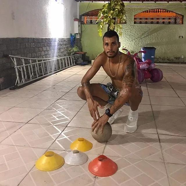 巴西足球球员在街头,国足足球赛场外摆摊