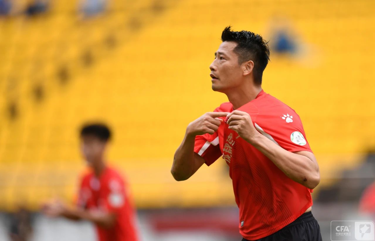 海报举大旗视频,海报攀登者