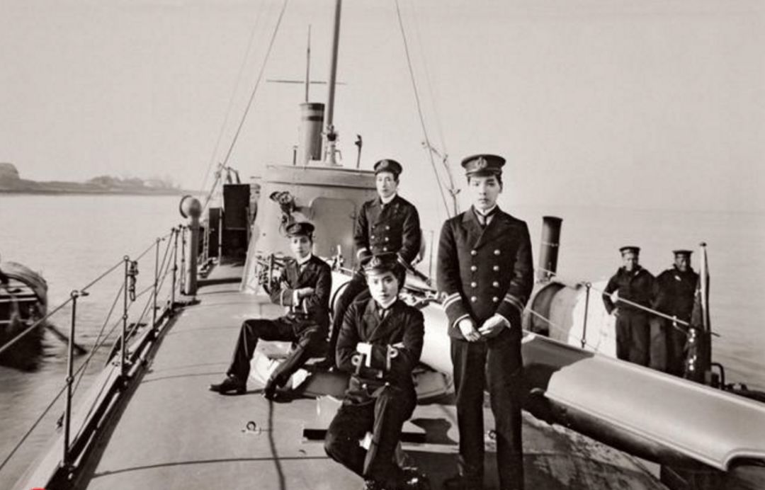 一英国人训练日本海*用军**单纵阵战术打败北洋舰队，清廷欲聘他来华