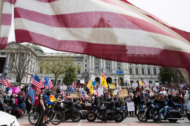 美国民众街头反对战争,美国居民持枪面对抗议队伍