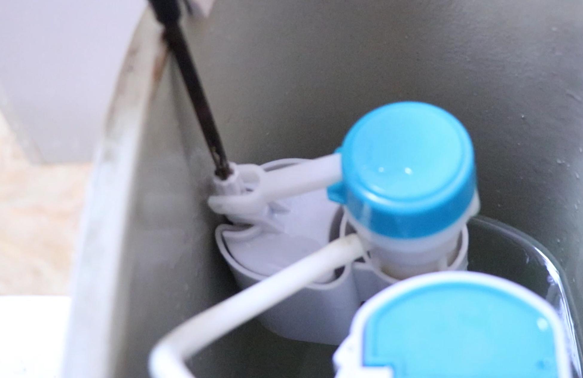 马桶冲水无力倒一盆水才能冲下去,马桶冲水无力倒水就能冲下去