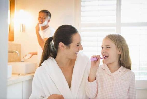 妈妈,同桌老是摸我,高情商妈妈的做法,将影响孩子一生