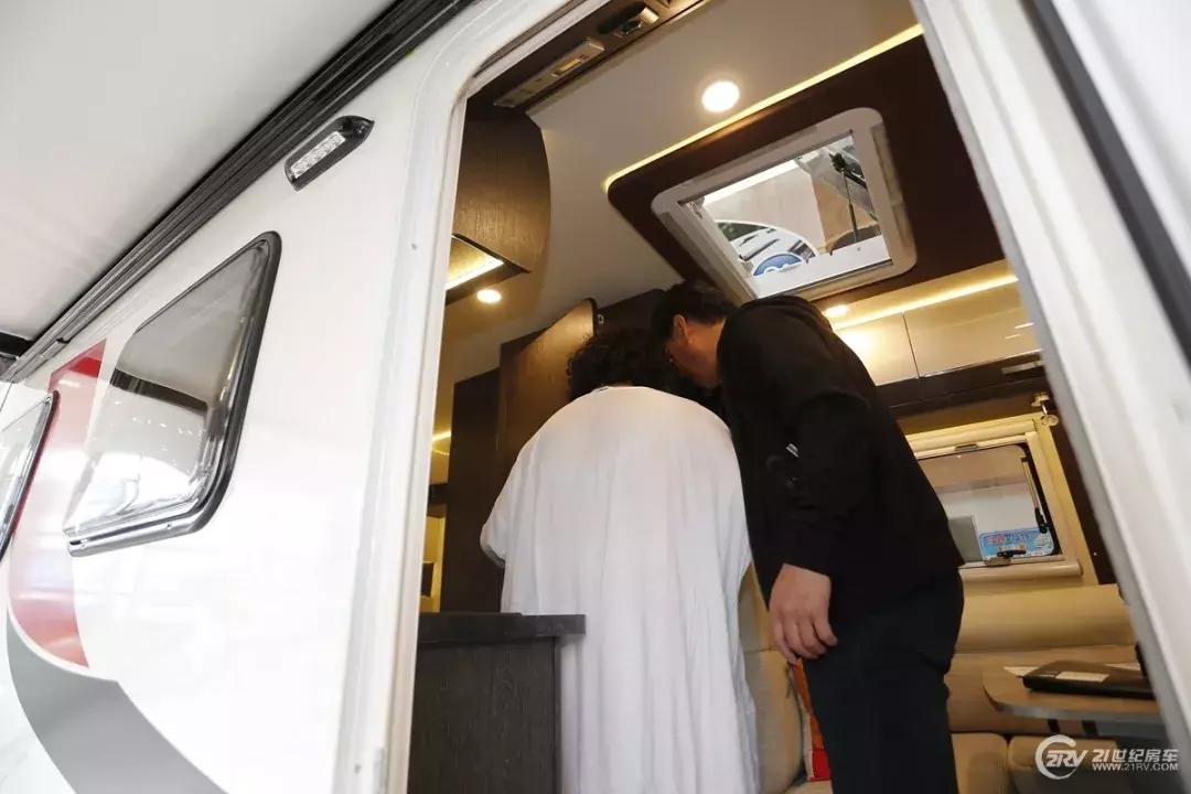 36.98万的轻卡房车,最新款2.5米湖光自动挡房车