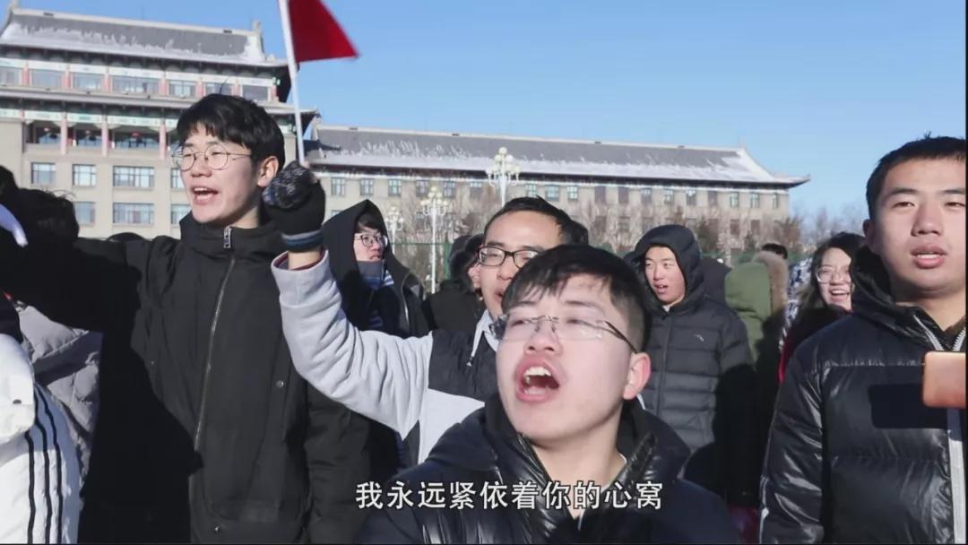 高校雪地双航母,哈尔滨一高校操场惊现双航母