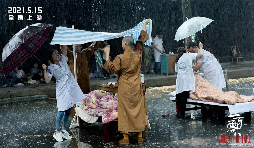吴京零片酬助演汶川地震改编电影,吴京救灾真实照片
