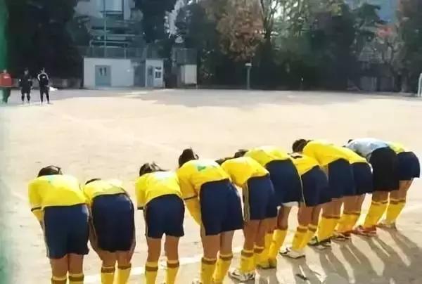 日本2-1击败德国队教练反应,日本3:0胜伊朗