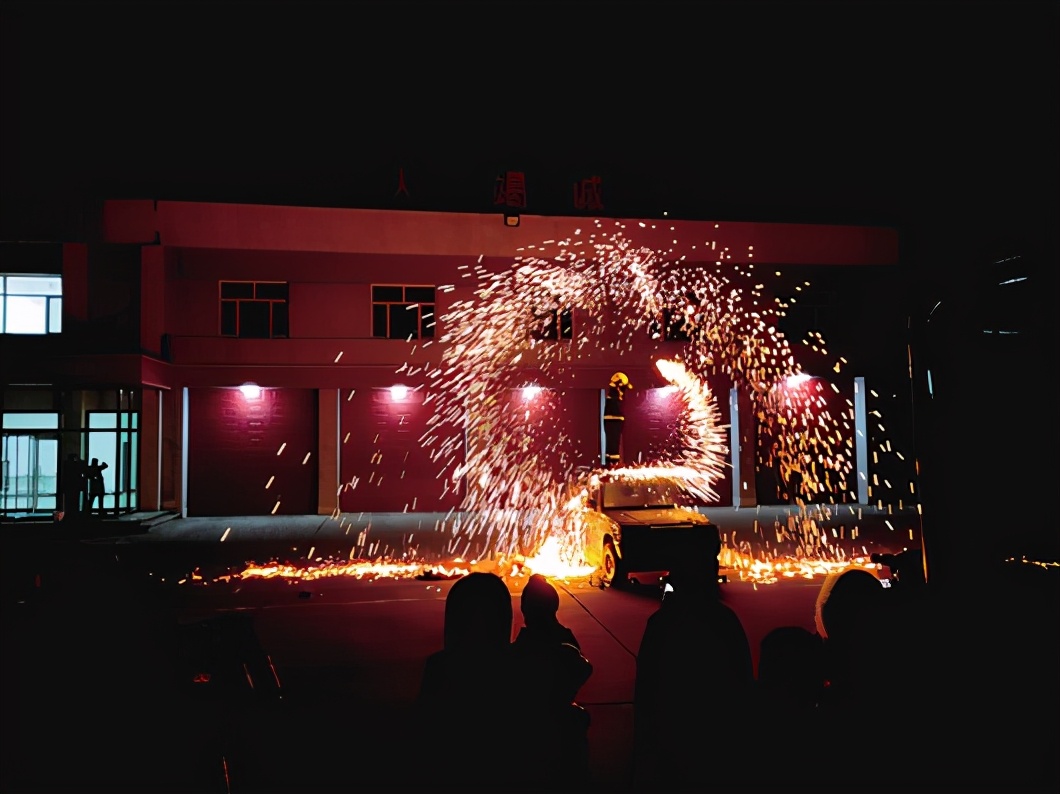 绚烂火星将汽车表面烧得满是“伤痕”,包头消防员亲测,告诉你仙女棒有多燃