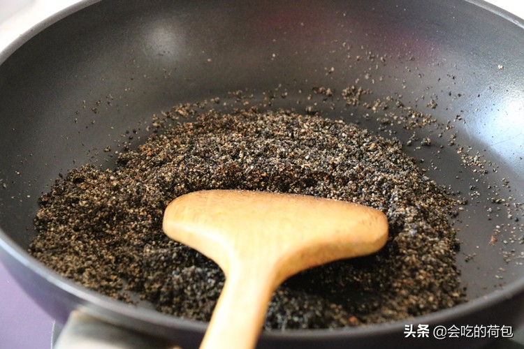 吃黑芝麻好处多,教你懒人做法,做一次吃半个月,随吃随取真省事