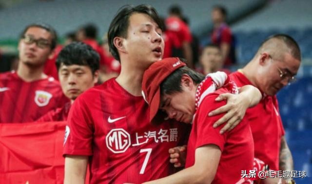 伤心!亚冠上港总比分3-3出局,本赛季恐四大皆空,球迷伤心落泪