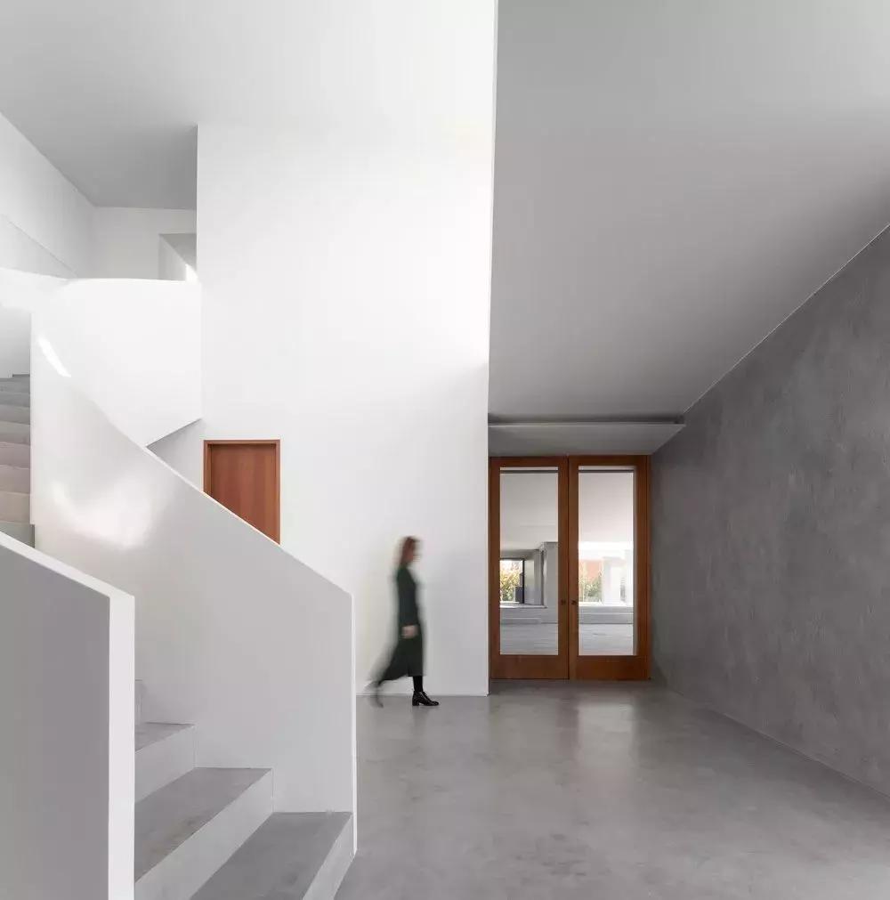 看似简单的白色极简，室内却如此惊艳