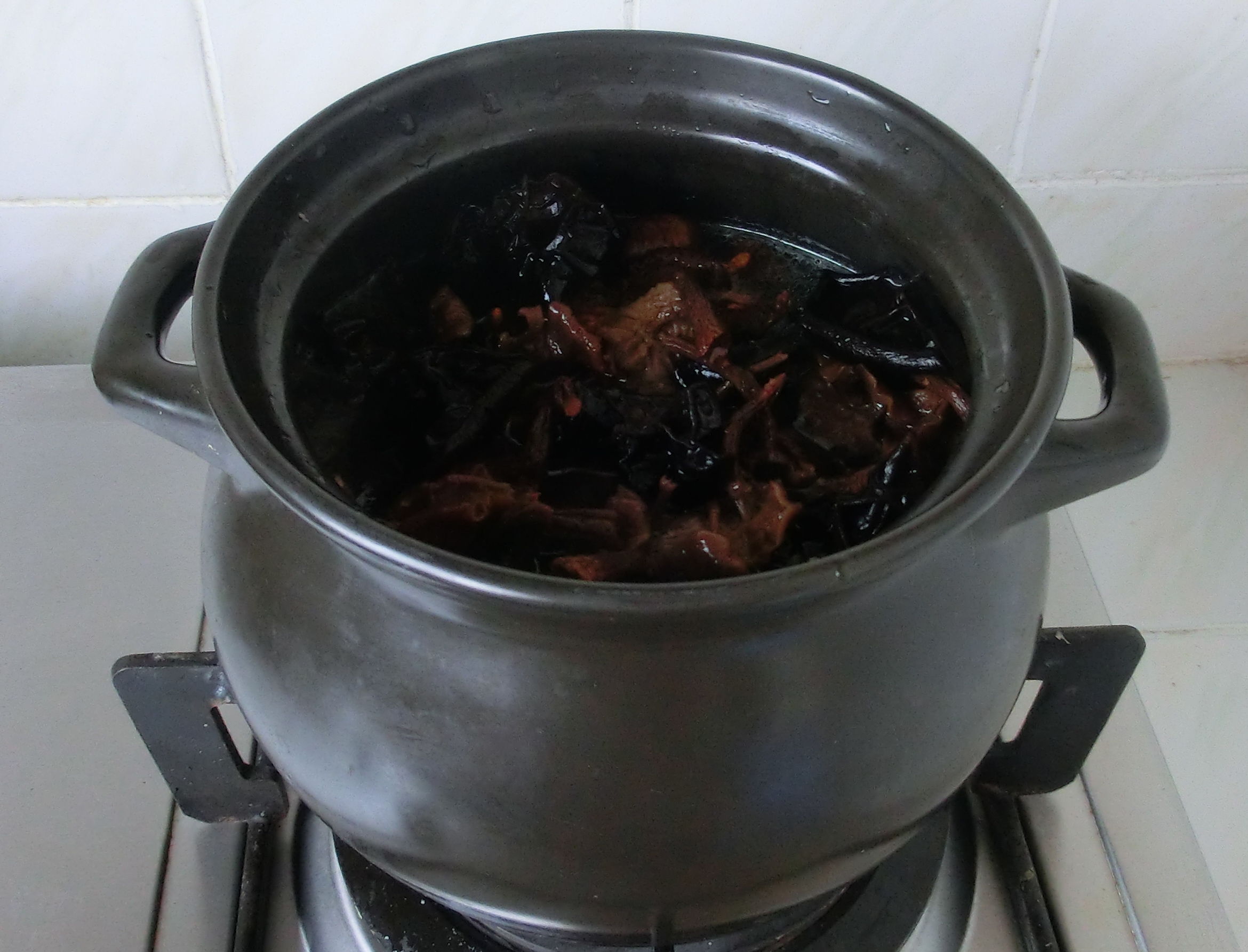 瓦罐土鸡汤怎么炖好喝又营养,好吃又营养土瓦罐熬的老母鸡汤