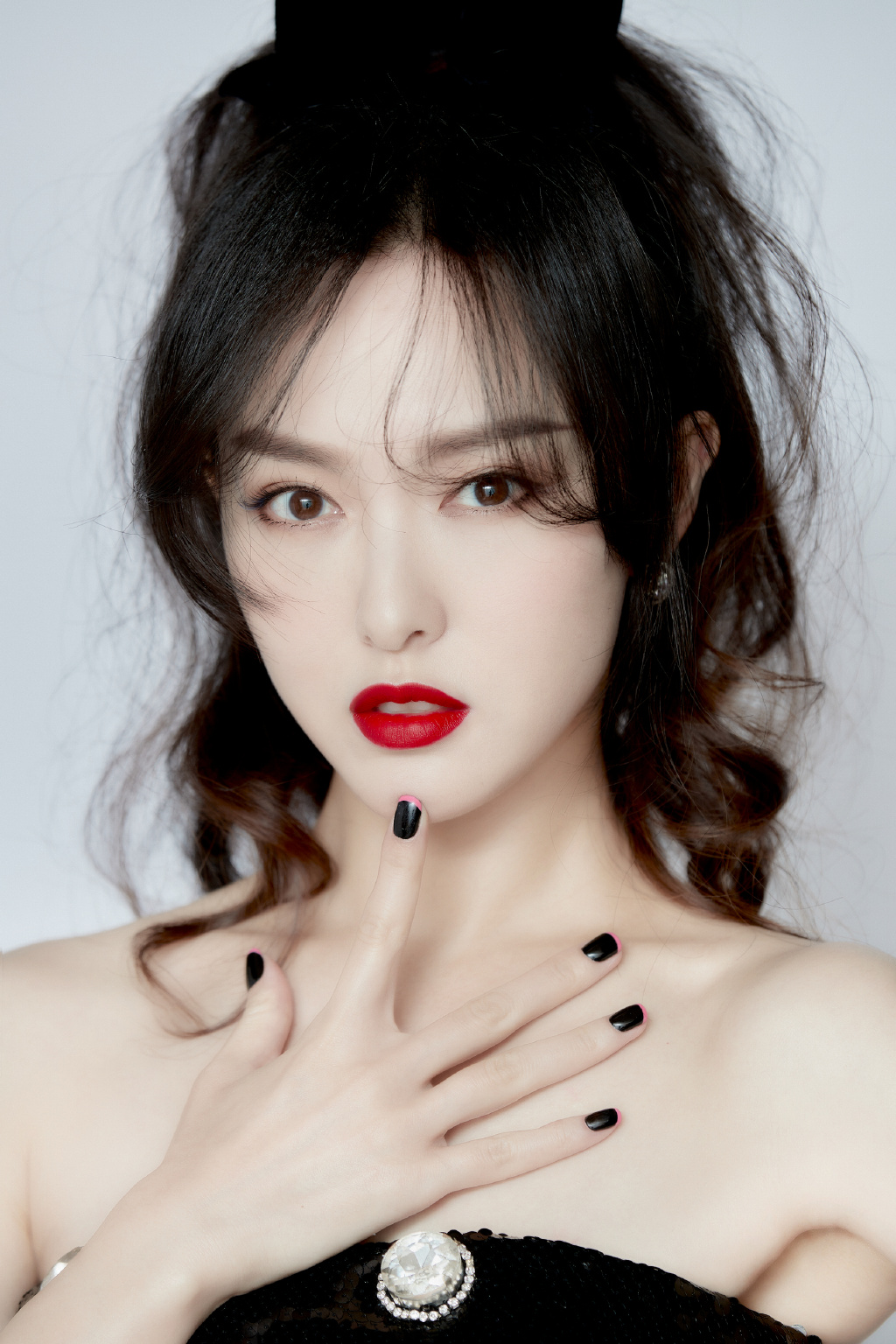 唐嫣穿黑色长裙半露香肩美翻天,唐嫣很仙的造型