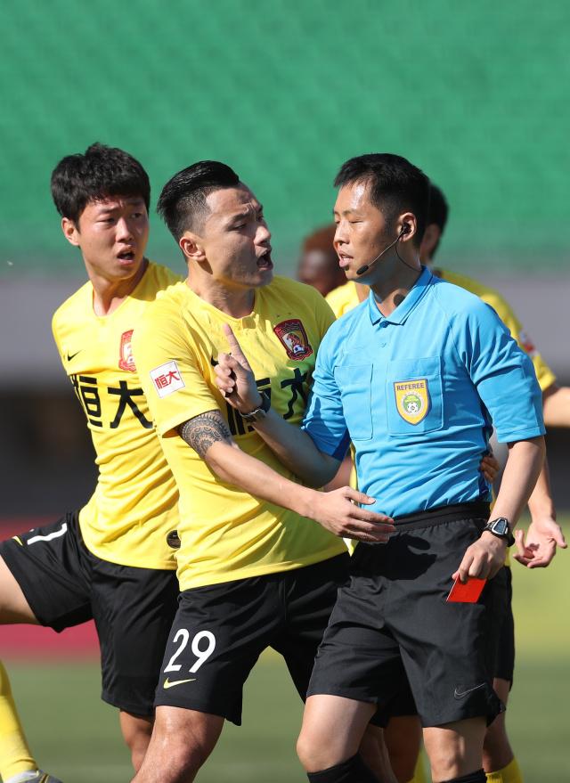 广州恒大吃哑巴亏，裁判该重头开始学。沪媒再次暴露人品行业底线