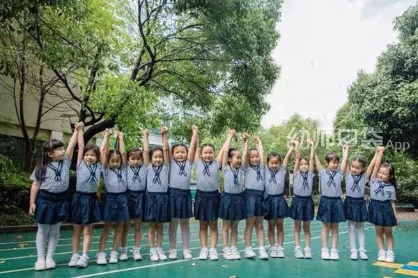 毕业最创意的毕业照多人,毕业照用什么造型好看