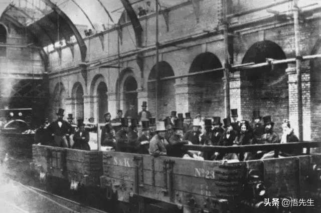 霍金年轻时帅气的照片,霍金年轻时帅照