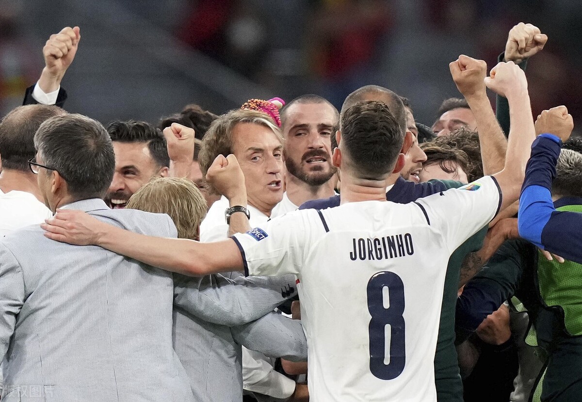 荣光归属亚平宁！意大利翻越高山创多项纪录，左后卫传奇未完待续