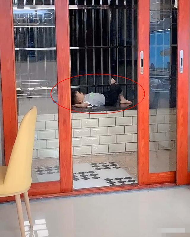 姐姐开学弟弟哭了想念姐姐,姐姐去上学弟弟舍不得姐姐打你