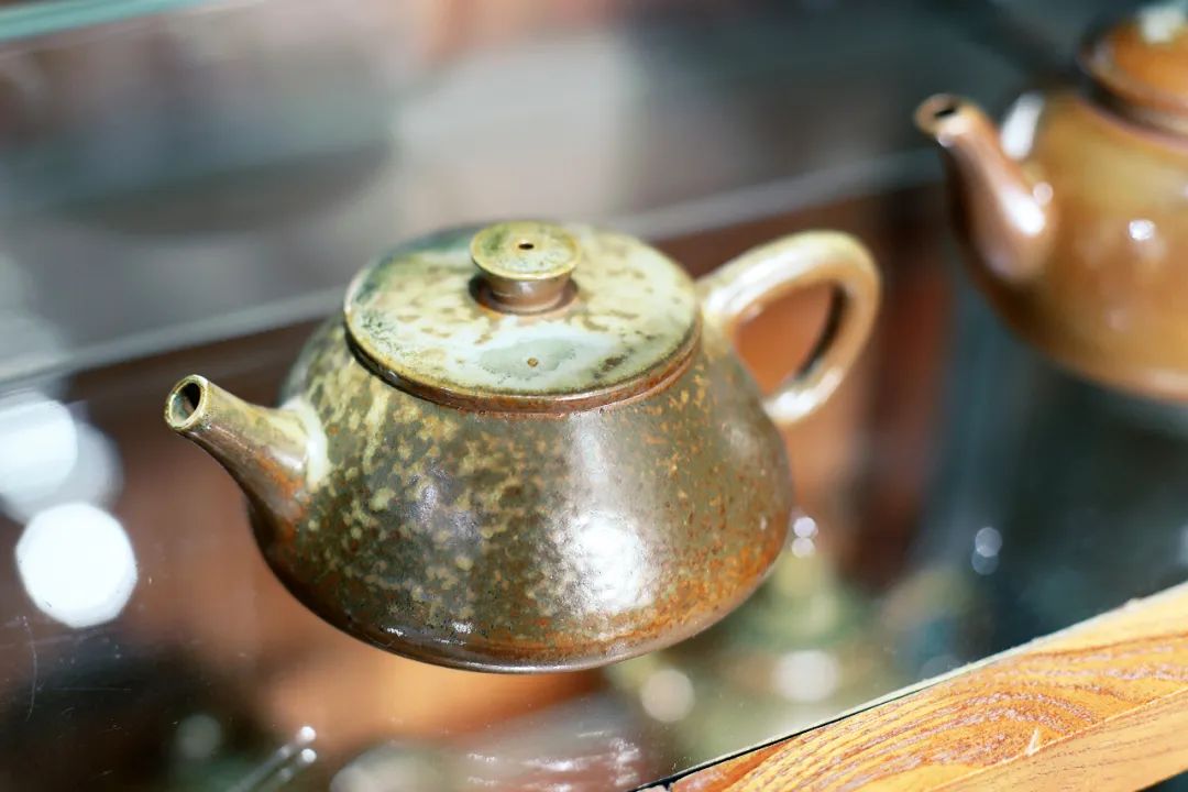 宜兴紫砂茶壶评价,紫砂壶和建水紫陶哪个泡茶好喝