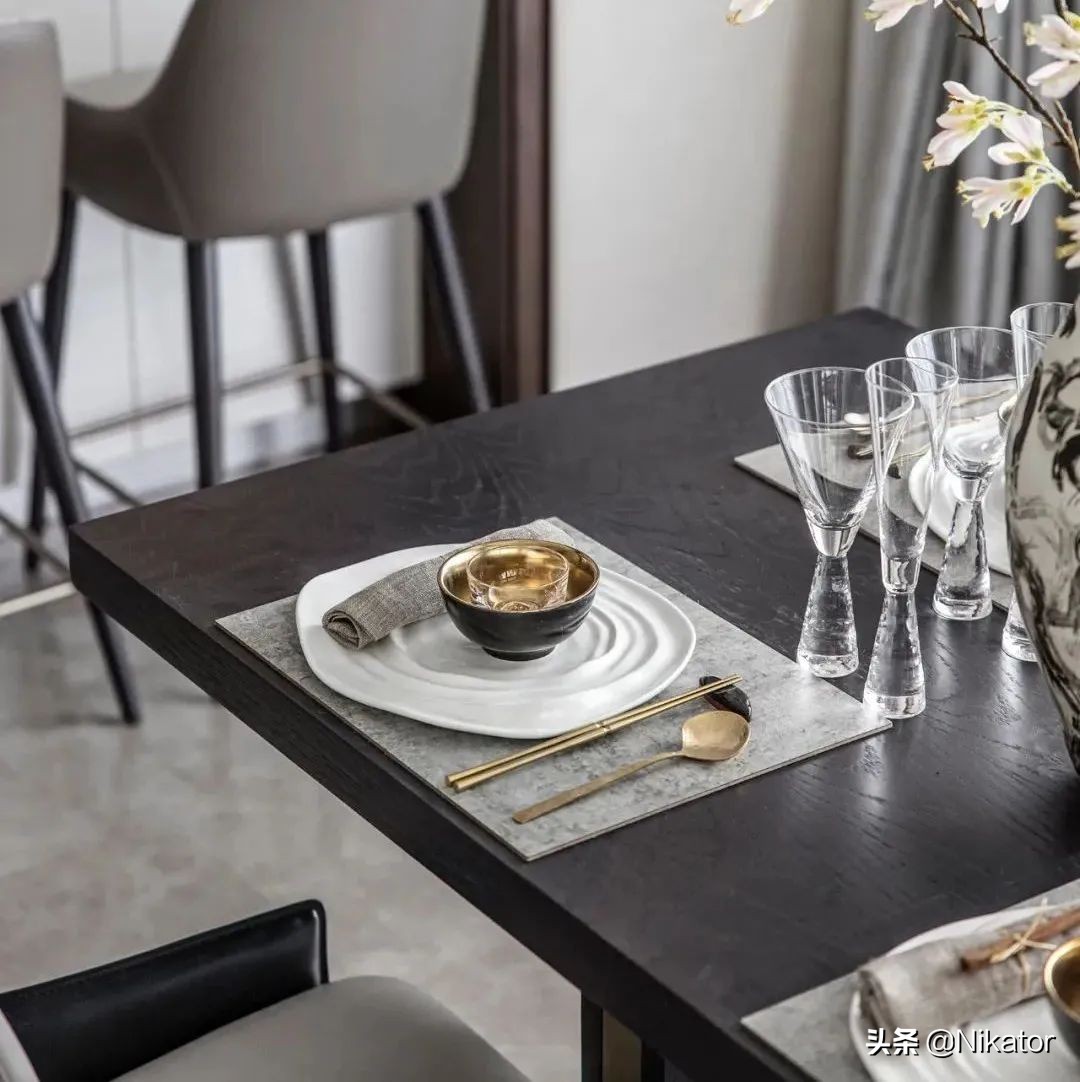 美式装修餐桌用圆的还是方的,餐厅较大餐桌选方的还是圆的好