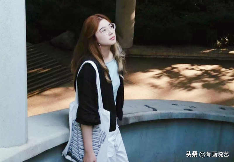 美女画家用人体创作书法，是书法创新，还是“丑书”新高度？