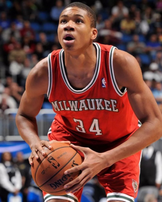 字母哥从草根逆袭王者之路,字母哥人生经历