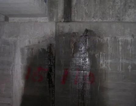 地下室墙面返潮发霉怎么解决,墙面反碱发霉掉皮是怎么回事