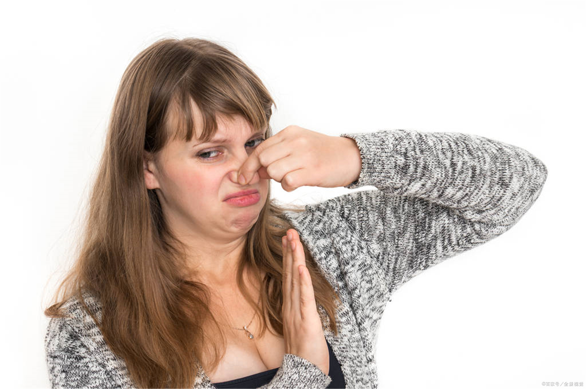 鼻子旁边挤出白色的东西是什么,鼻子旁边有白色的东西怎么去掉