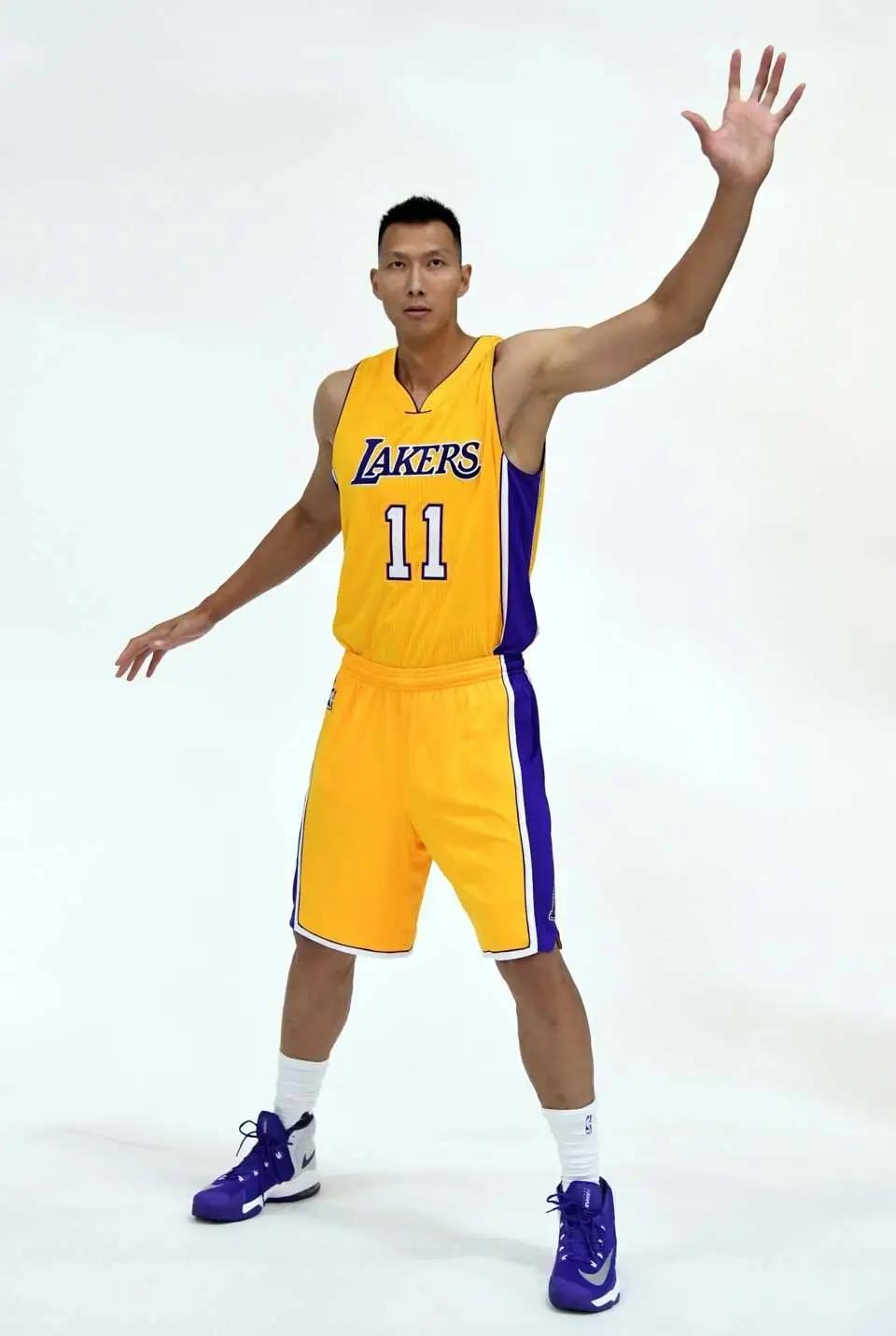 易建联nike篮球签名,nike易建联1代