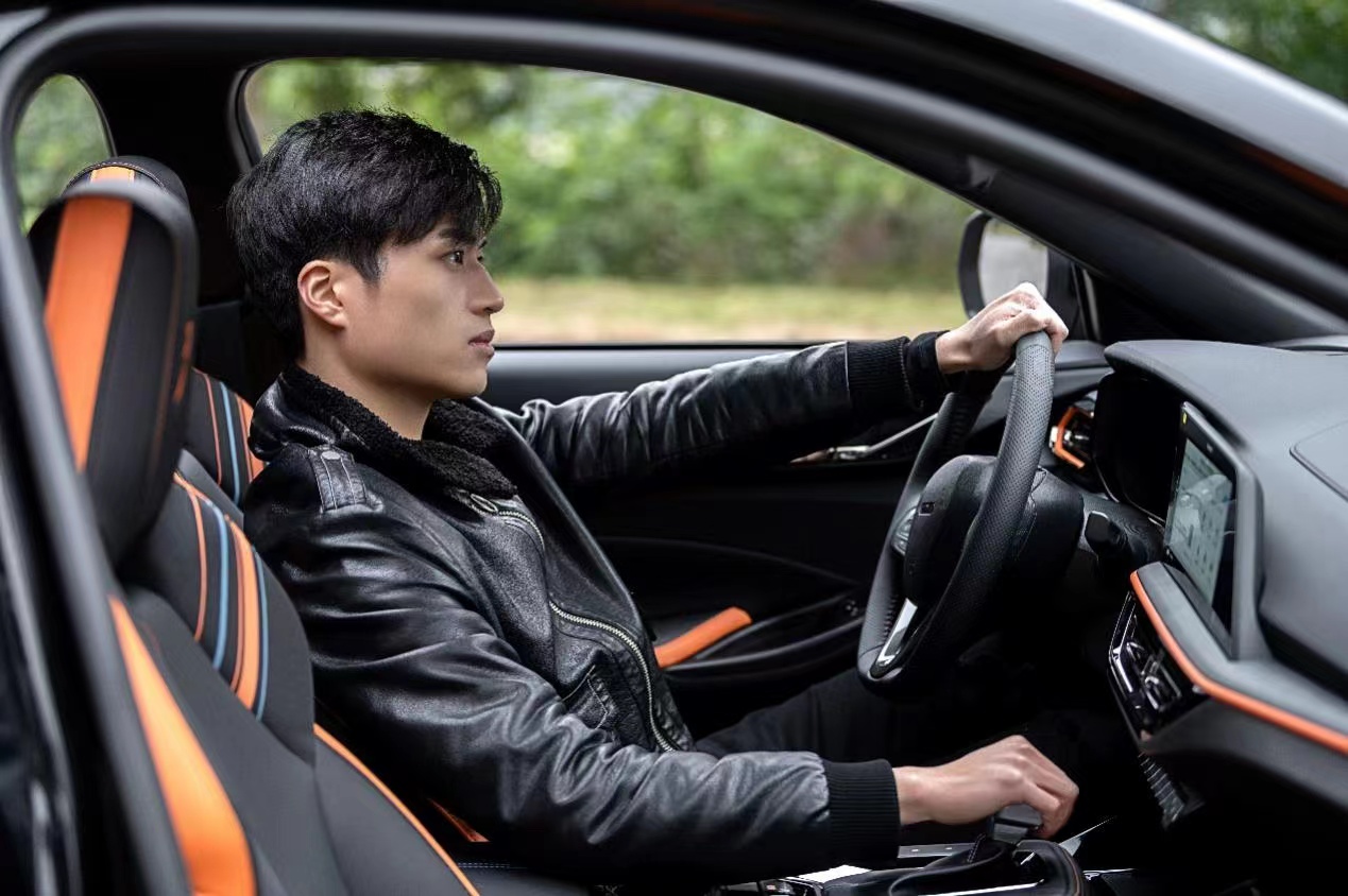 闄堥渿杞﹀睍閬囧埌鑰佹潕,杞﹁瘎浜鸿瘎闀垮畨娆у皻x5