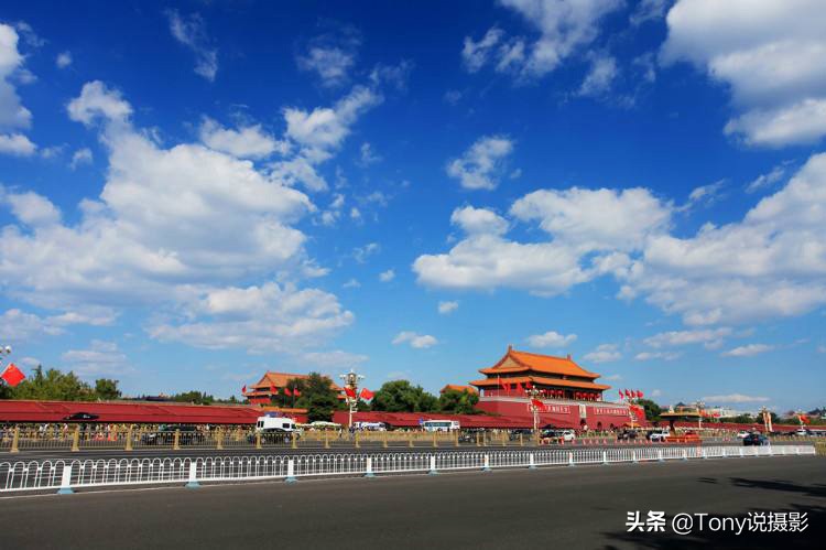 为什么拍出来的天空那么蓝,为什么拍出来的天空是白色的