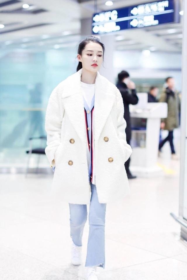 李沁的穿搭更多了解几分清新简约,李沁同款小西装搭配