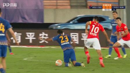 恒大亚冠张琳芃被红牌,恒大逃过点球手球绝杀