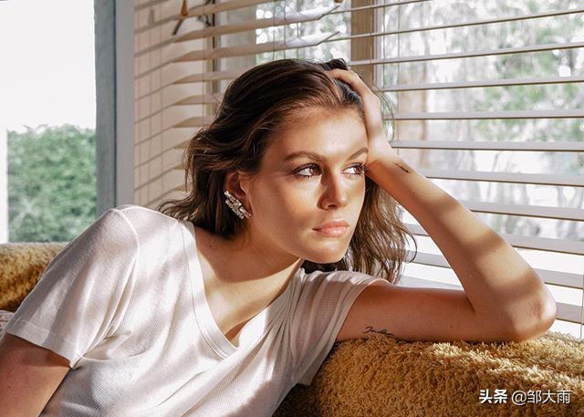 kaia匡威鞋街拍,黑色匡威黑色裤子穿搭